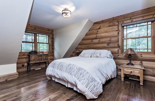 North Frontenac Cabin | Heron Lodge: Enjoy Theater, Hot Tub & Waterfront Bliss