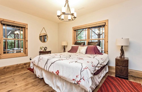North Frontenac Cabin | Heron Lodge: Enjoy Theater, Hot Tub & Waterfront Bliss