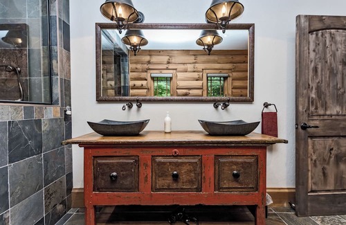 North Frontenac Cabin | Heron Lodge: Enjoy Theater, Hot Tub & Waterfront Bliss