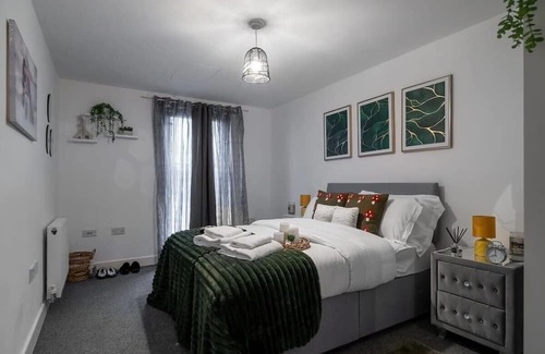 George Green Apartment | Modern 1-Bed Apartment with Free Parking & Family Amenities