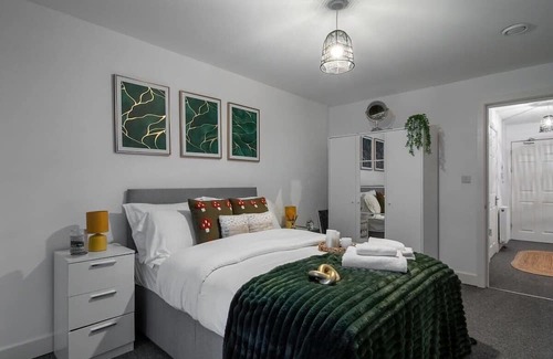 George Green Apartment | Modern 1-Bed Apartment with Free Parking & Family Amenities