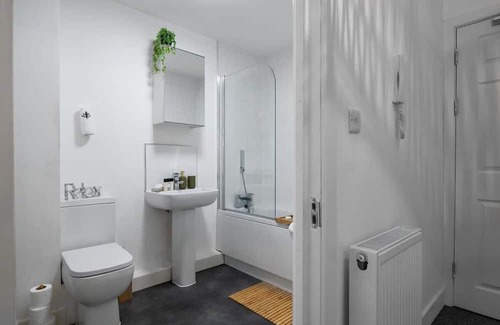 George Green Apartment | Modern 1-Bed Apartment with Free Parking & Family Amenities