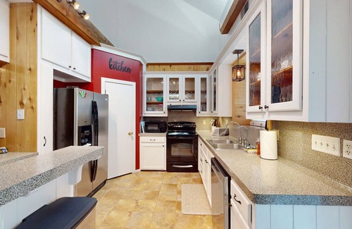 Conroe House | Spacious home with backyard & firepit