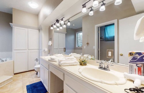 Conroe House | Spacious home with backyard & firepit