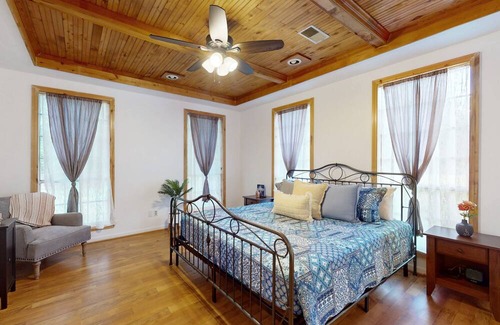 Conroe House | Spacious home with backyard & firepit