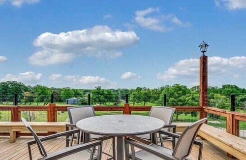 Waco Villa | Luxury Haven Farm Stay - The Croissant Suite