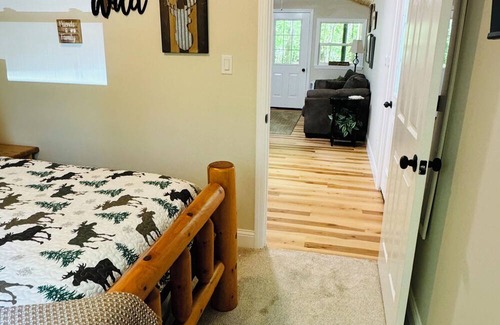 Birch Run Township Cabin | Top-Rated Unit 4 Lodge: Woodsy Retreat with Spa Amenities