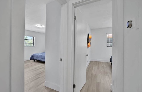 Tarpon River House | Convenient Hotel Near Downtown with Family-Friendly Amenities