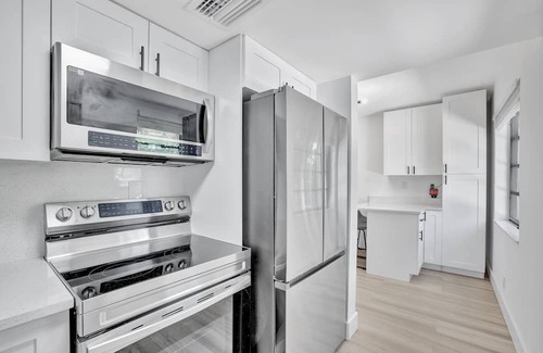 Tarpon River House | Convenient Hotel Near Downtown with Family-Friendly Amenities