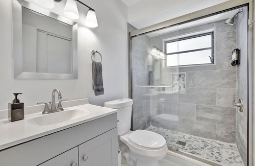 Tarpon River House | Convenient Hotel Near Downtown with Family-Friendly Amenities