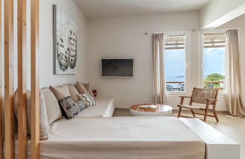 Kato Aprovatou Apartment | Relaxing Captain's Koutsi Suite with Private Terrace & Wi-Fi