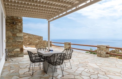 Kato Aprovatou Apartment | Relaxing Captain's Koutsi Suite with Private Terrace & Wi-Fi