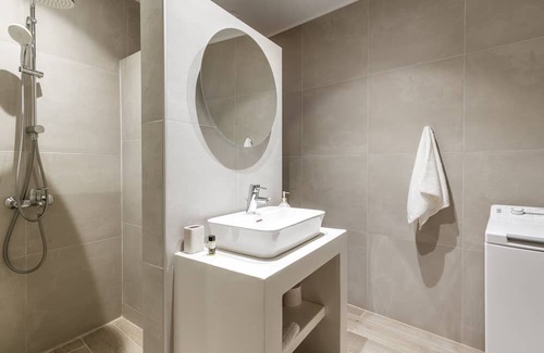 Kato Aprovatou Apartment | Relaxing Captain's Koutsi Suite with Private Terrace & Wi-Fi