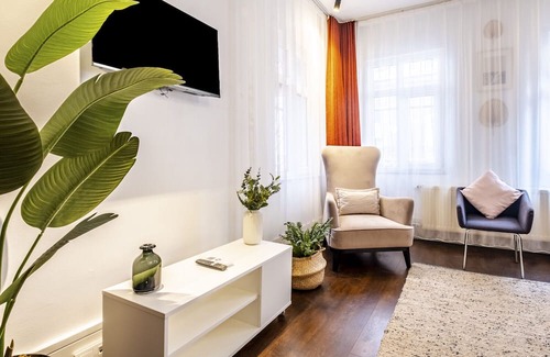 Tophane Apartment | Central Beyoglu Flat with Kitchen & Family-Friendly Amenities