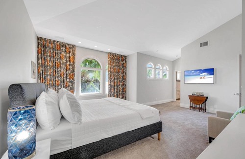 Harbor Beach House | Charming Mediterranean Villa with Heated Pool in Venice