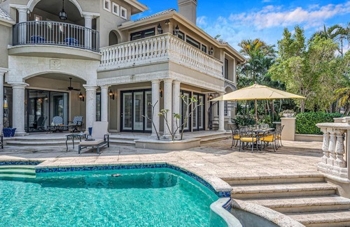 Harbor Beach House | Charming Mediterranean Villa with Heated Pool in Venice