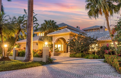 Harbor Beach House | Charming Mediterranean Villa with Heated Pool in Venice