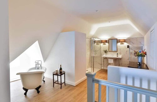 Beverston Condo | Serene 1 Bed/1 Bath Retreat at Beverston Castle
