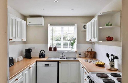 Beverston House | Cozy 2 Bed/1 Bath Bungalow Near Beverston Castle