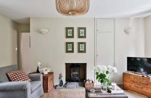 Beverston House | Cozy 2 Bed/1 Bath Bungalow Near Beverston Castle