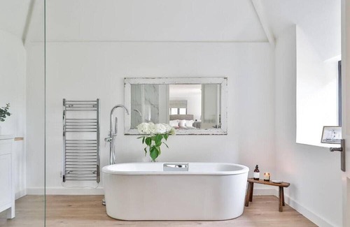 Beverston Cottage | Inviting Beverston Castle Cottage: Pet-Friendly Retreat