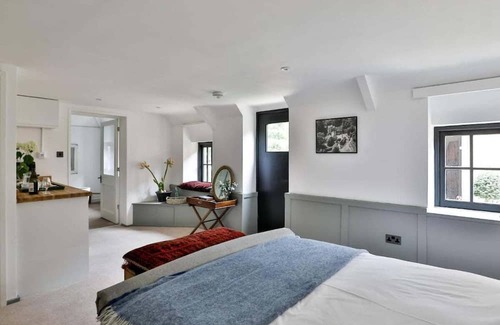 Beverston Cottage | Inviting Beverston Castle Cottage: Pet-Friendly Retreat