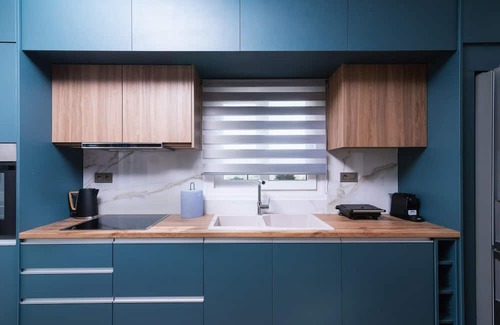 Mires Apartment | Cozy Blue Apartment in the Hill with Breakfast & Kitchen