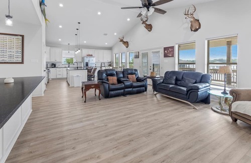 Hackberry House | Experience Coco Cabana: Family-Friendly with Breakfast Included