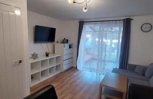 Acresford House | Inviting 2-Bed House with Kitchen and Breakfast in Coventry