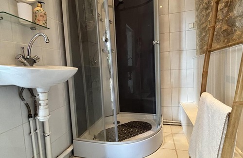 Saint-Pierre-de-Juillers Cottage | Tranquil One Bedroom Gite with Breakfast & Family Amenities