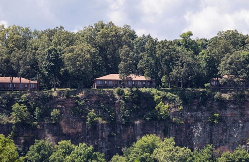 Golconda House | Cozy Retreat: Pet-Friendly Getaway with Breakfast & Hot Tub