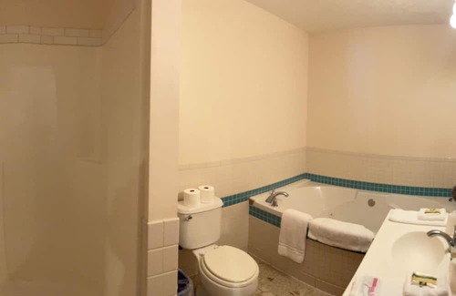 Golconda House | Relax and Enjoy Scenic Views with Pet-Friendly Amenities