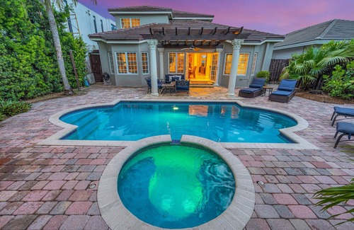 Birch Park Finger Streets House | Cozy Retreat Steps From the Beach with Heated Pool
