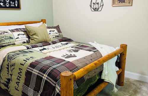 Birch Run Township Cabin | Idyllic Woodsy Cabin Retreat with Spa Near Frankenmuth