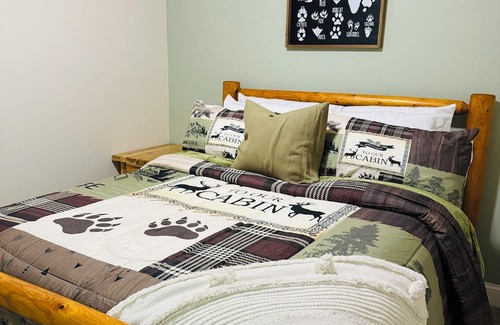 Birch Run Township Cabin | Idyllic Woodsy Cabin Retreat with Spa Near Frankenmuth