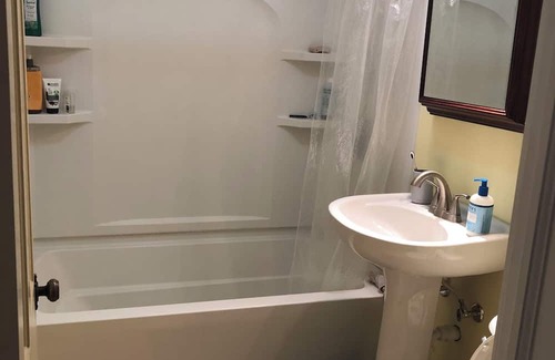 Lansing House | Discover Family-Friendly Stays in Lansing/East Lansing