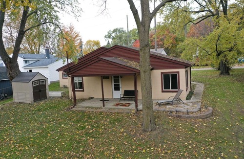 Drayton Plains Cottage | Cozy Cottage with Private Lake Access for Family Fun