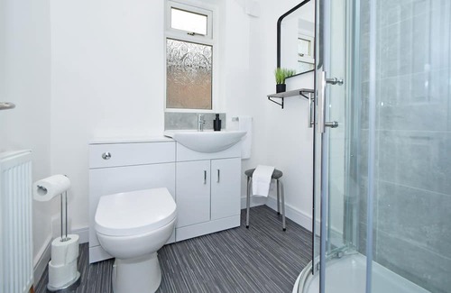 Crewe Apartment | Family-Friendly Sapphire Apartment 2 with Kitchen Amenities