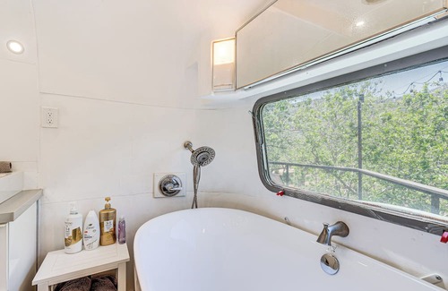 Kaweah Apartment | Unique Retro Airstream with Hot Tub Near Sequoia NP