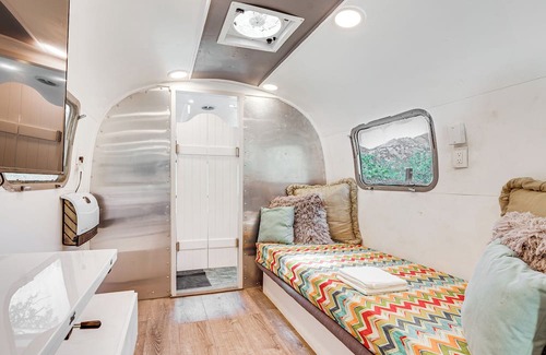Kaweah Apartment | Unique Retro Airstream with Hot Tub Near Sequoia NP