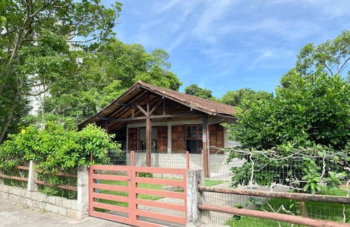 Canasvieiras House | Discover Casa de Pedra: Family & Pet-Friendly Retreat