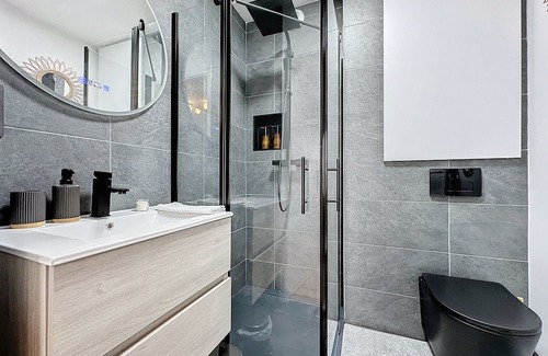 Saint-Marc Apartment | Cozy Ty Penhelen Apartment with Kitchen for Families