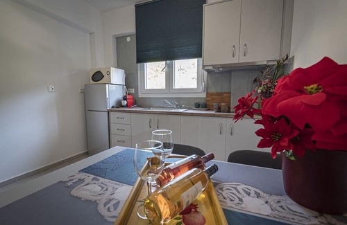 Elia Apartment | Cozy Petra Apartment Terra with Kitchen & Breakfast Included