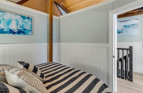Central Okanagan Cabin | Modern Lakefront Cottage with Boat Slip & Beach Access