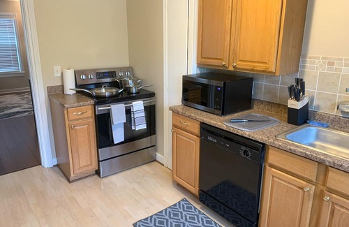 North Bend Apartment | Modern Downtown Retreat: Walkable, Fast WiFi & Spa