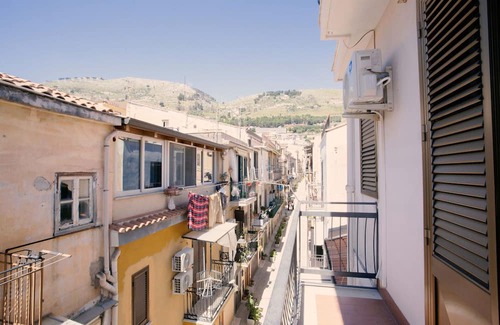 Monreale Apartment | Cozy Apartment in Monreale with Breakfast & Kitchen