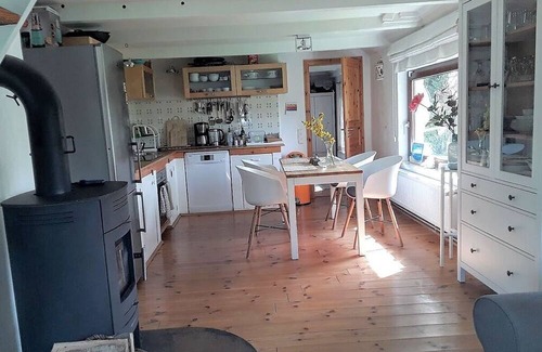 Groven House | Cozy Thatched Cottage with Kitchen & Pet-Friendly Amenities