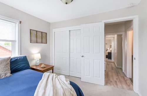 Ephrata House | Spacious 7-Bedroom Retreat with Two Kitchens & Patio