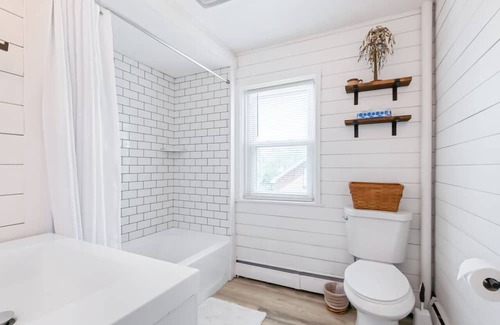 Ephrata House | Spacious 7-Bedroom Retreat with Two Kitchens & Patio
