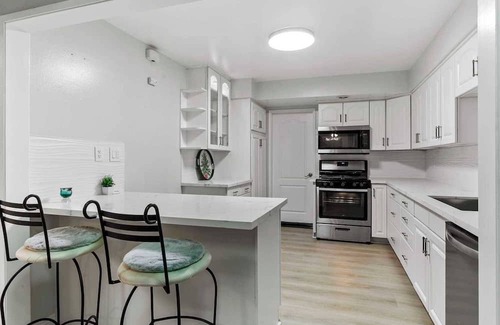 Westpark House | Cozy Backyard Retreat: Family-Friendly 4B3B with Kitchen